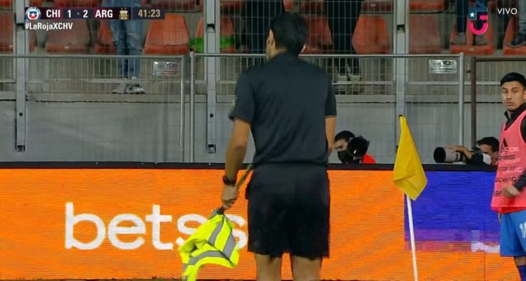 Chile vs Argentina: los banderines improvisados.