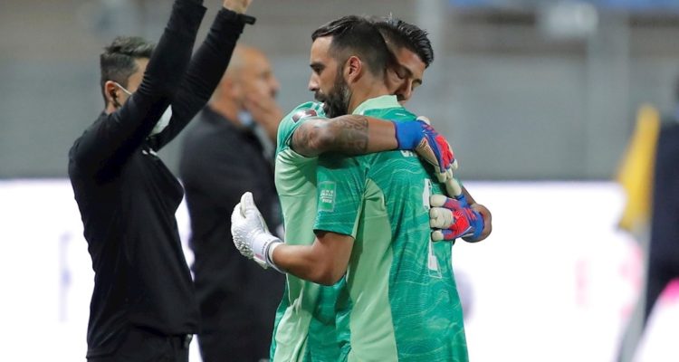 Claudio Bravo siendo reemplazado ante Argentina.
