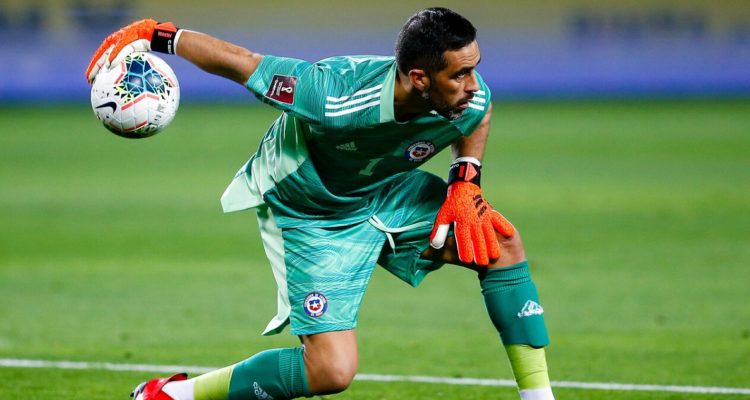 Claudio Bravo atajando para La Roja.