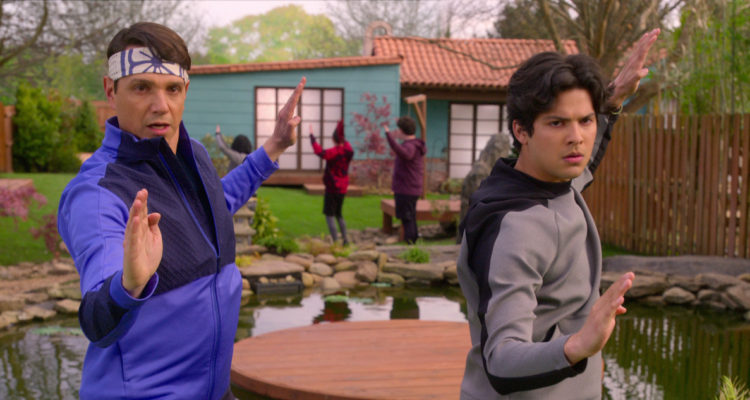 A la derecha: Xolo Maridueña como Miguel en Cobra Kai