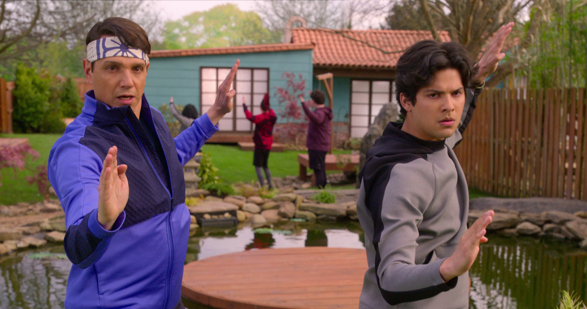 A la derecha: Xolo Maridueña como Miguel en Cobra Kai