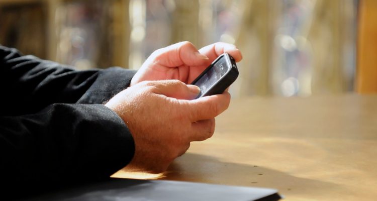 Hombre con celular en la mano