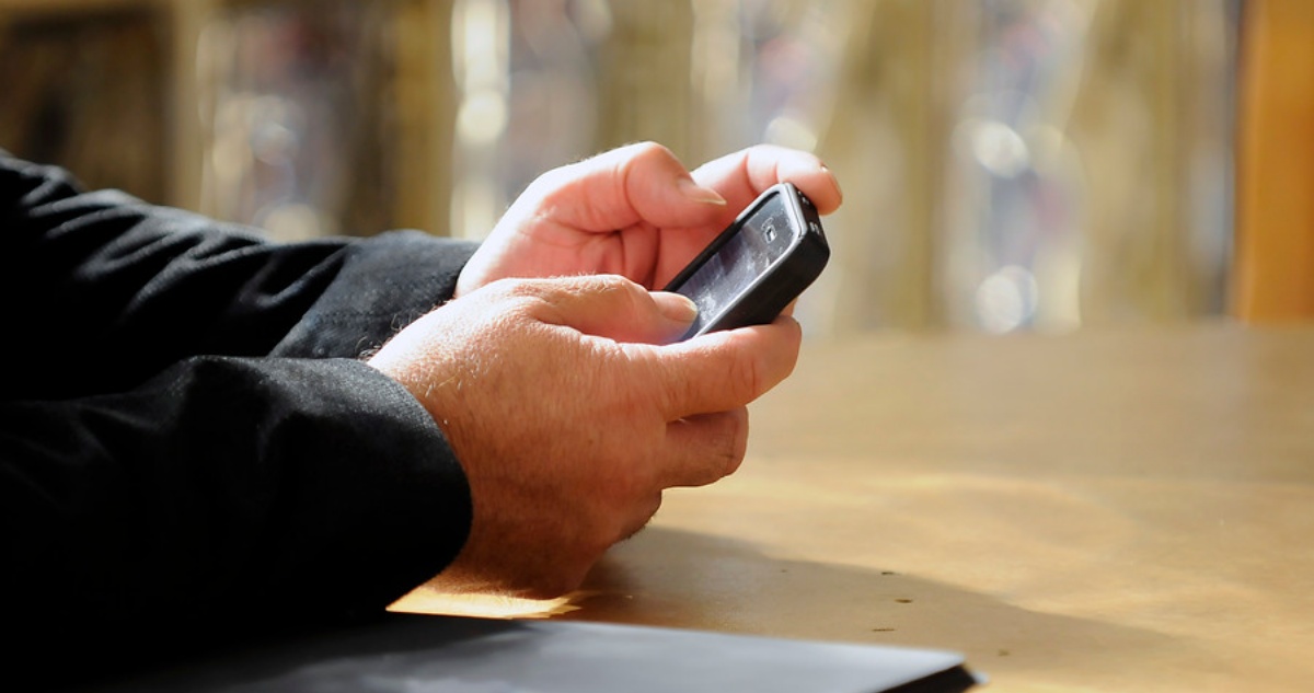 Hombre con celular en la mano