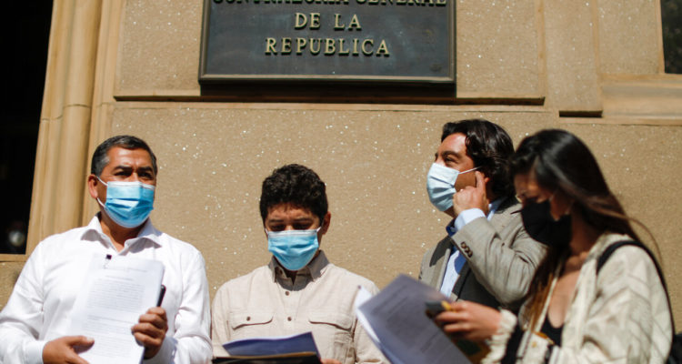 La Bancada de Diputados Socialistas, en conjunto con las bancadas de oposición, Daniela Cicardino, Leonardo Soto, Raúl Leiva, Marco ilabaca, Marcela Sandoval, presentaron un escrito a la Contraloría General de la República, para dejar sin efecto el acto administrativo por vicios de legalidad en el proceso de adjudicación de la licitación del litio por parte del gobierno de Chile.