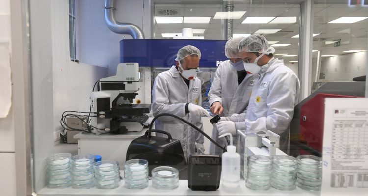 Científicos en un laboratorio dedicado al coronavirus.