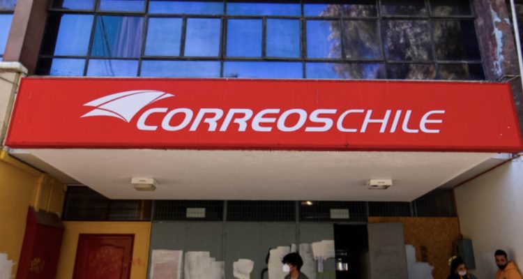 Correos Chile no entregó cheque a destinatario y un tercero lo cobró
