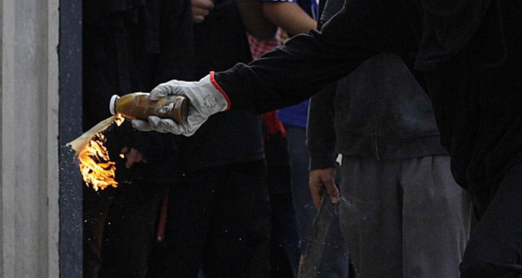 Apelaciones decidirá si confirma fin de prisión preventiva de acusado por lanzar molotov a policías