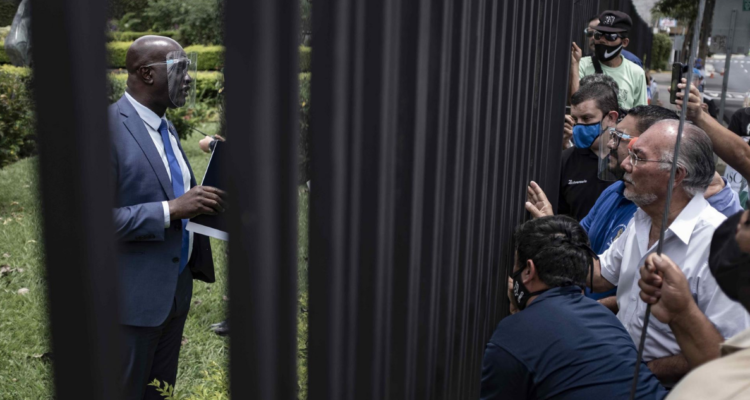Manifestantes hablan con el diputado Eduardo Cruickshank (i), en una fotografía de archivo