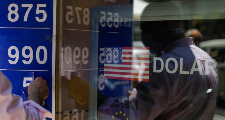 Dólar empieza la semana nuevamente en torno a los $830 y a la espera del dato inflacionario de EEUU