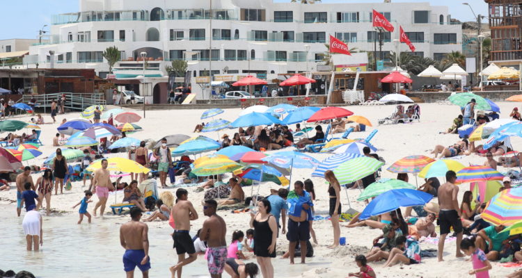 Bahía Inglesa en enero, cuando Chile marca nuevo máximo de covid