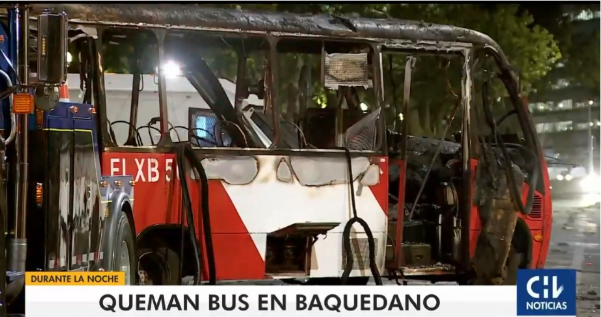 Bus quemado en Baquedano