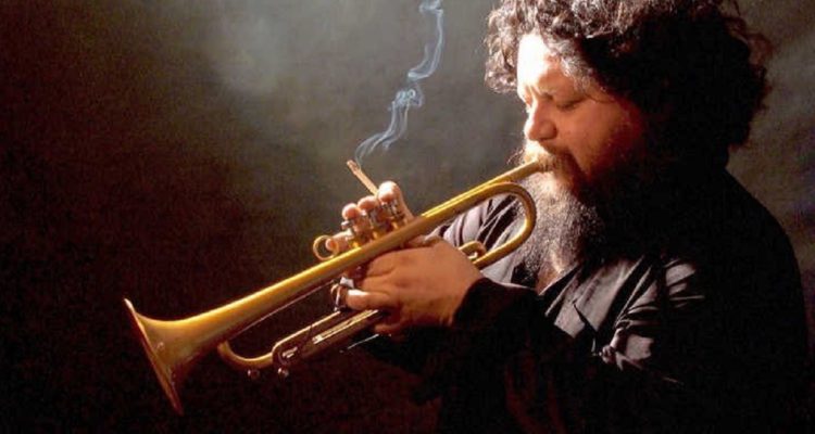 Cristián Cuturrufo tocando y fumando