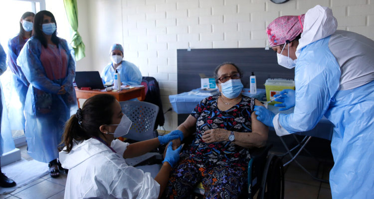 Vacunación de adultos mayores en la Región Metropolitana