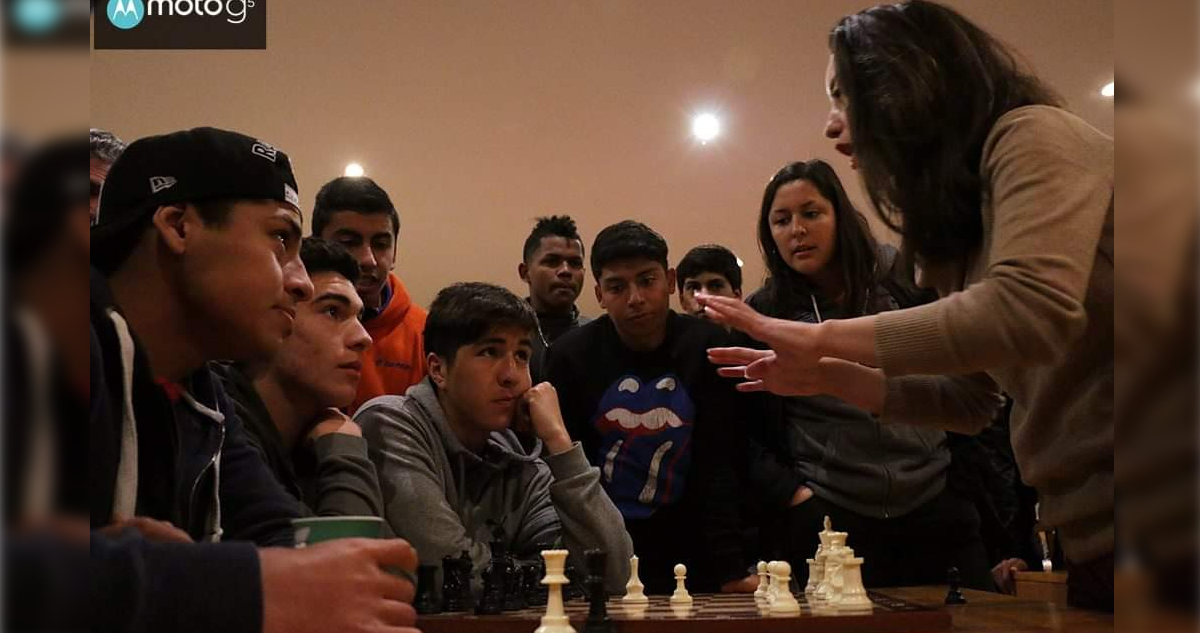 Damaris Abarca el 2017, enseñando ajedrez a los juveniles que viven en la Casa Alba. 
