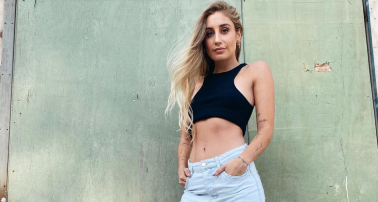 La influencer Daniela Castro posando de pie a la cámara. Tiene una leve sonrisa y sus manos en los bolsillos.