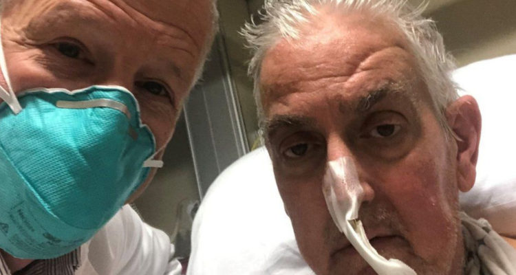 Una fotografía que se sacó uno de los médicos que realizó el trasplante del corazón de cerdo junto a David Bennett.