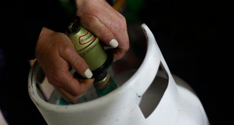 Diputado Sepúlveda interpone denuncia ante la Fiscalía para que investigue eventual colusión del gas