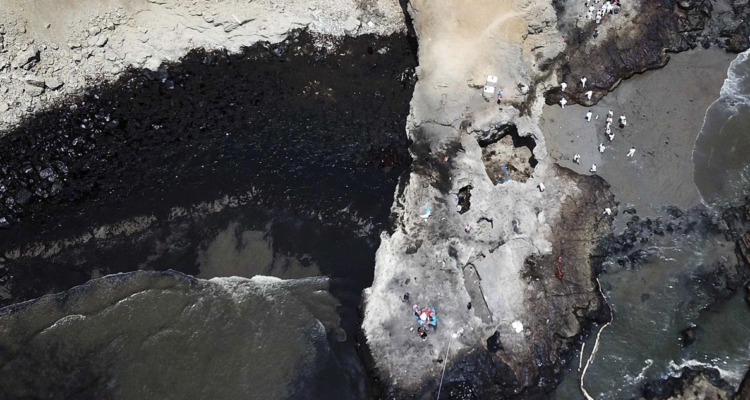 Declaran emergencia ambiental por 90 días en Perú tras mega derrame en la costa