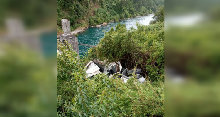 Camión desbarrancado