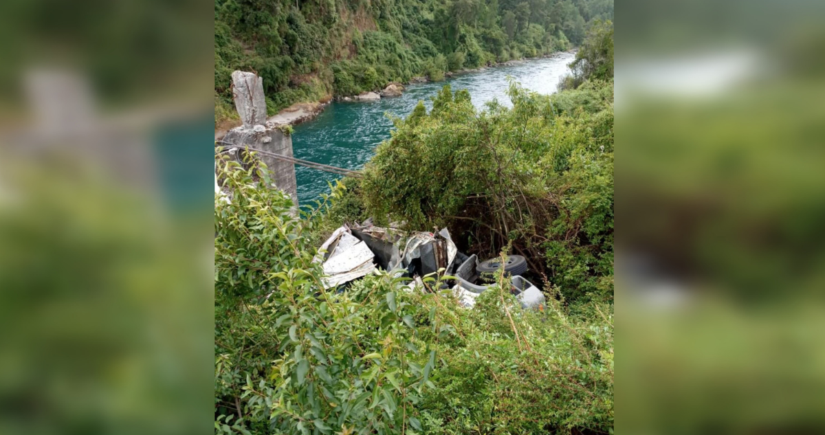 Camión desbarrancado