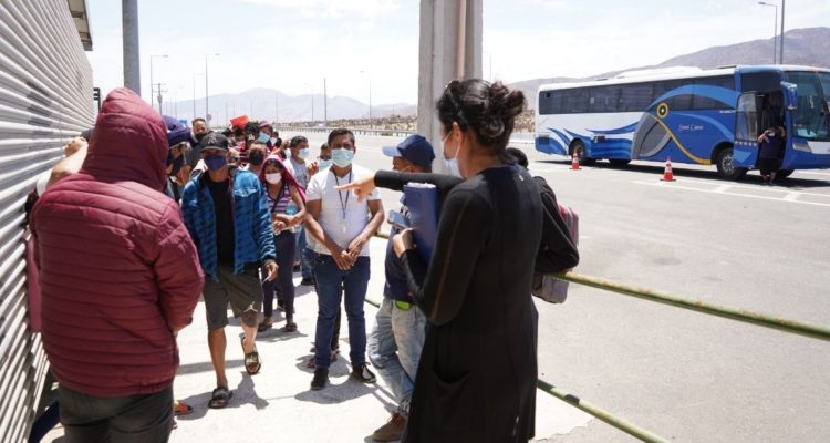 bus con extranjeros en La Higuera