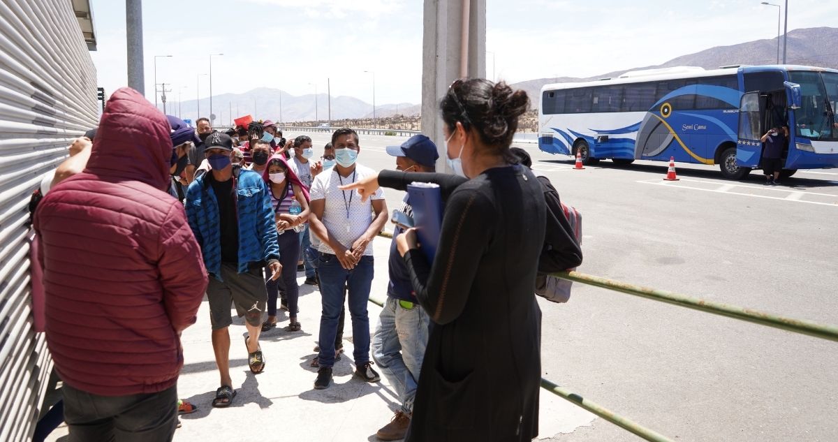 bus con extranjeros en La Higuera