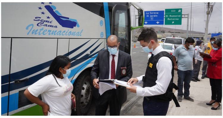 Descubren bus con 30 pasajeros migrantes ilegales