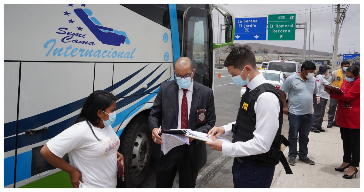 Descubren bus con 30 pasajeros migrantes ilegales