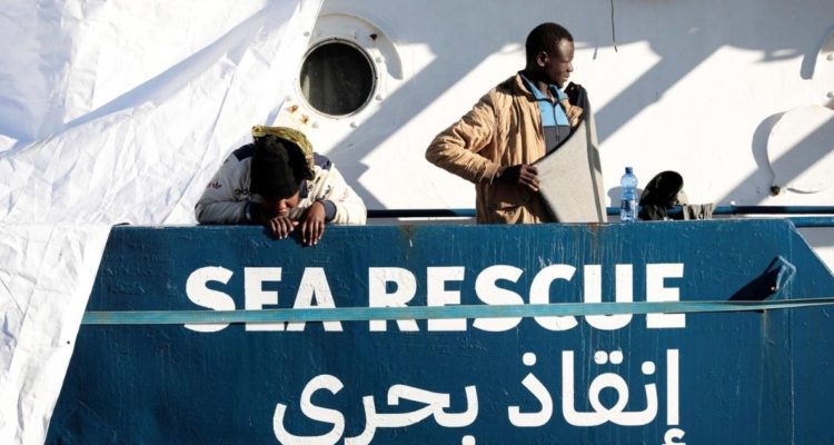 migrantes restacatado desembarcan Italia