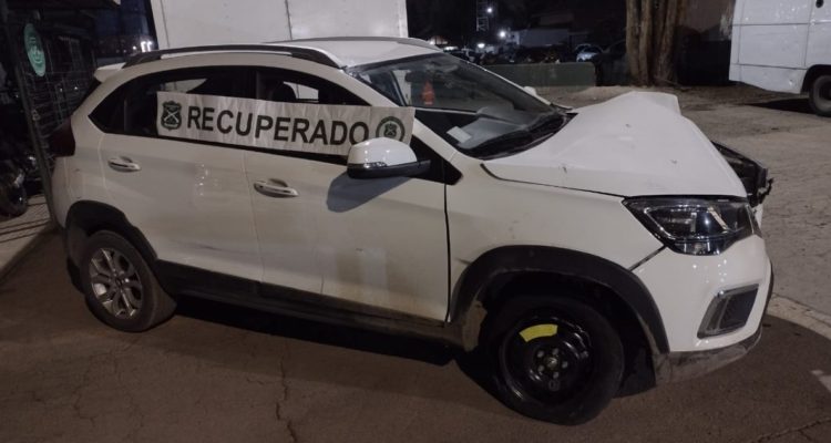 Dos detenidos por circular en un auto robado por la RM: ambos suman más de 100 aprehensiones