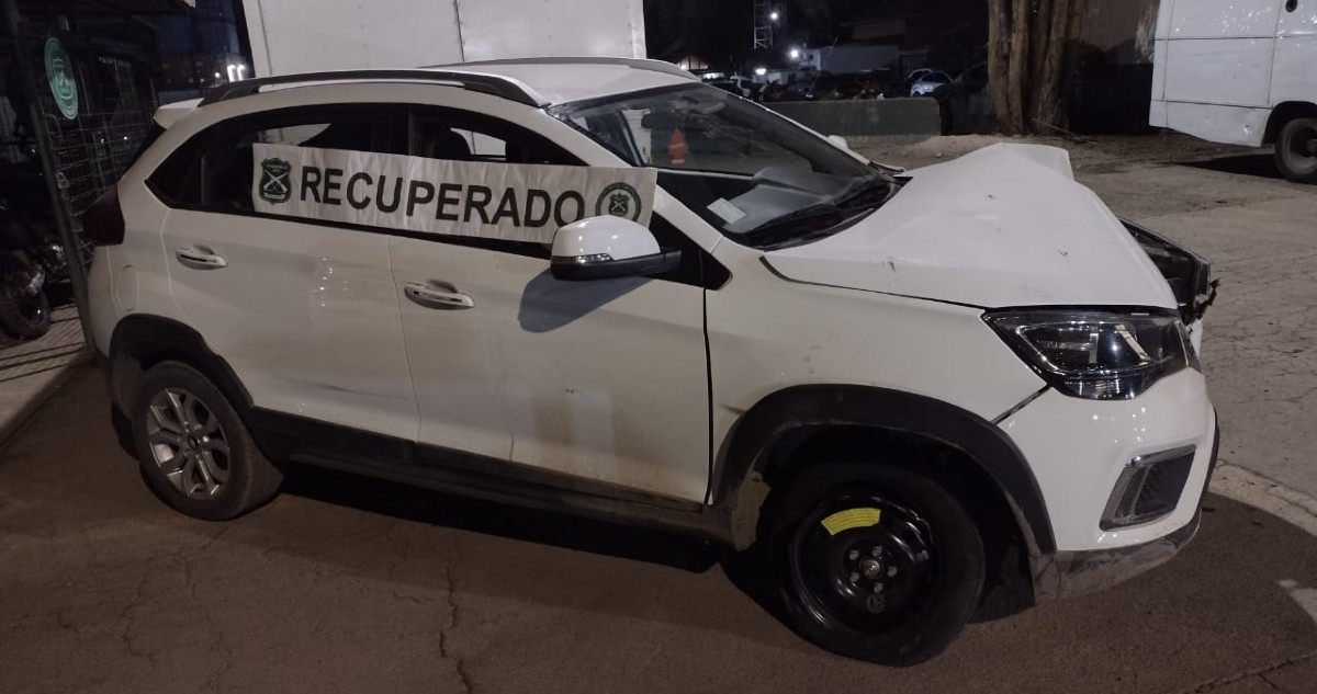Dos detenidos por circular en un auto robado por la RM: ambos suman más de 100 aprehensiones