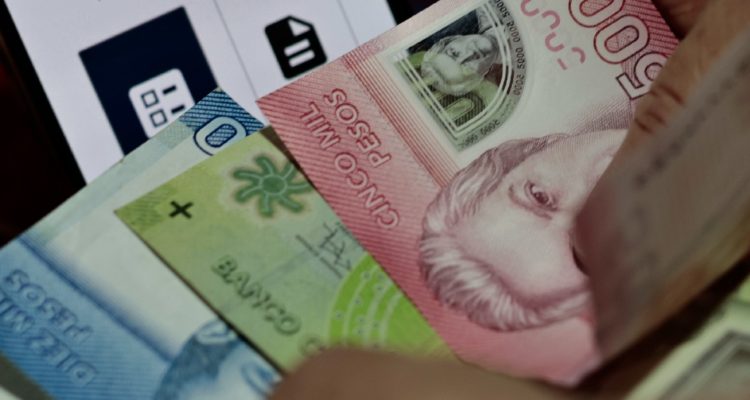 Radiografía de endeudamiento de los chilenos revela edades y zonas con más personas en esa condición