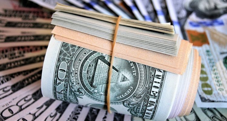 Dólar sigue cayendo y desciende hasta los $810 durante su apertura