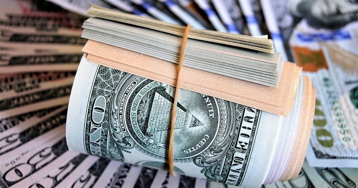 Dólar sigue cayendo y desciende hasta los $810 durante su apertura