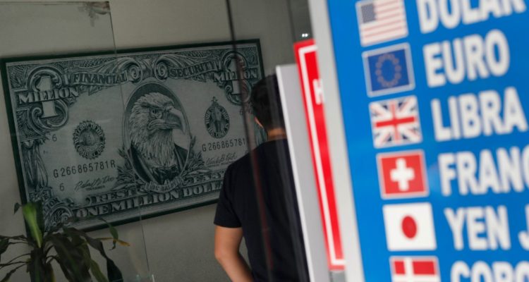 Dólar se debilita tras dato inflacionario de EEUU y abre acercándose a los $820
