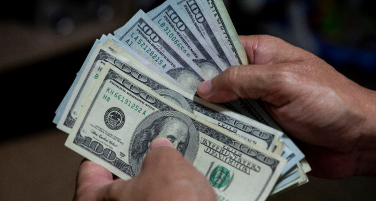 Dólar cotiza bajo los $800 en Chile ante importante alza en TPM del Banco Central