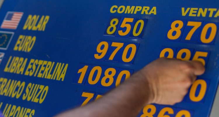 Dólar parte 2022 algo calmado y sigue moviéndose cercano a los $850