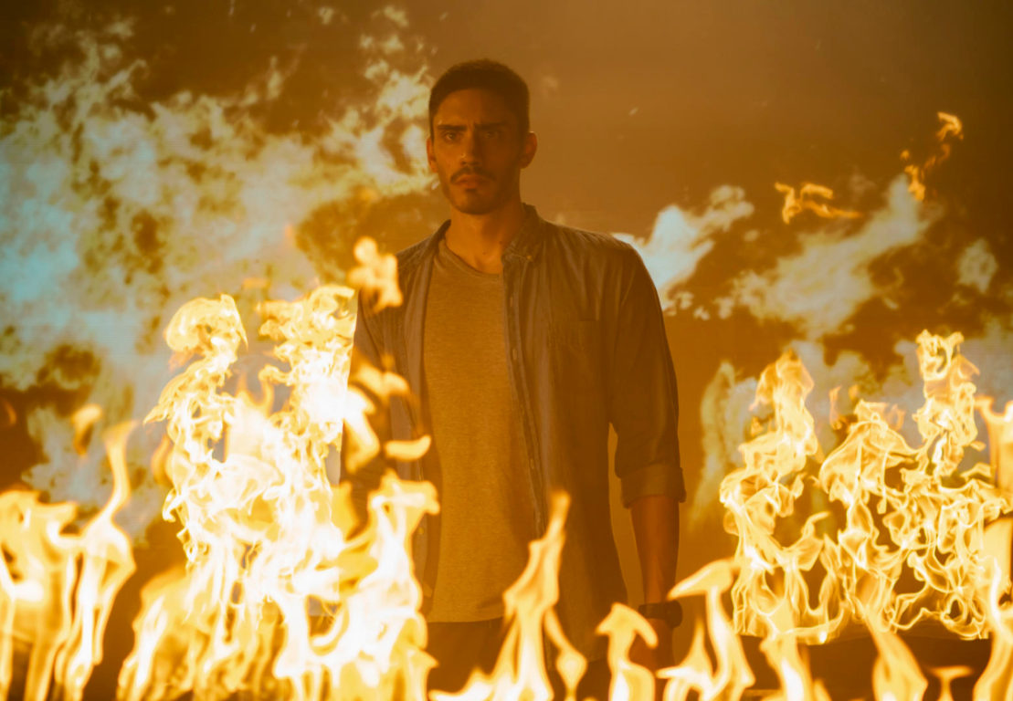 Primer vistazo de la serie Donde Hubo fuego de Netflix. En la imagen se ve un hombre rodeado de llamas.