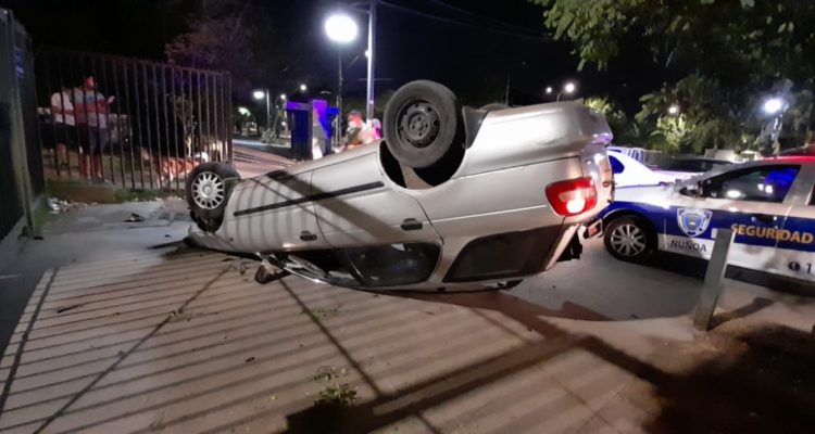 Individuos se volcaron en Ñuñoa mientras huían de Carabineros: iban en un auto robado