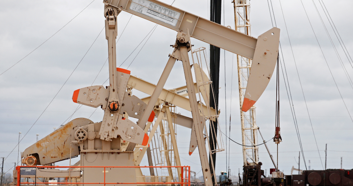 Economistas prevén que precios de bencinas aumentarán ante alzas del petróleo a nivel internacional