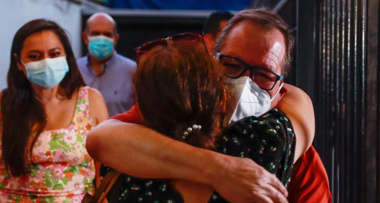 Felipe Delpin celebra paso a la segunda vuelta de las elecciones internas de la DC.