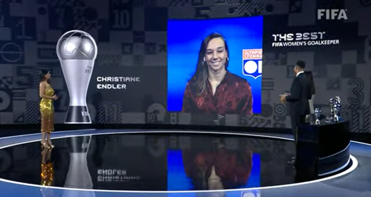 Tiane Endler ganando los premios The Best