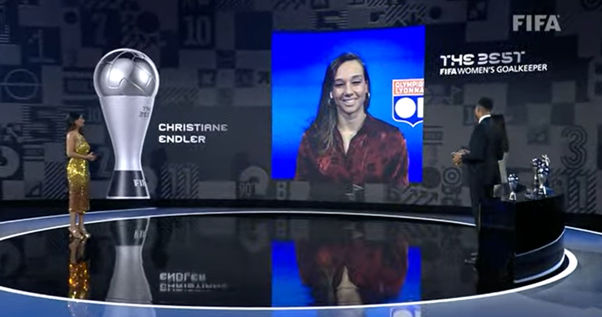Tiane Endler ganando los premios The Best