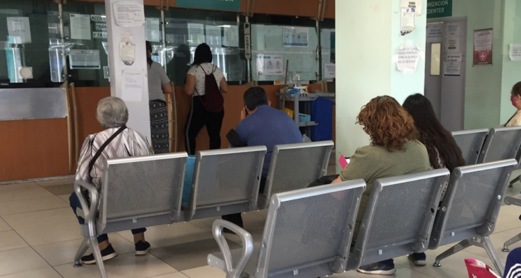 Pacientes de Carlos Van Buren denuncian esperas de hasta 14 horas por atención