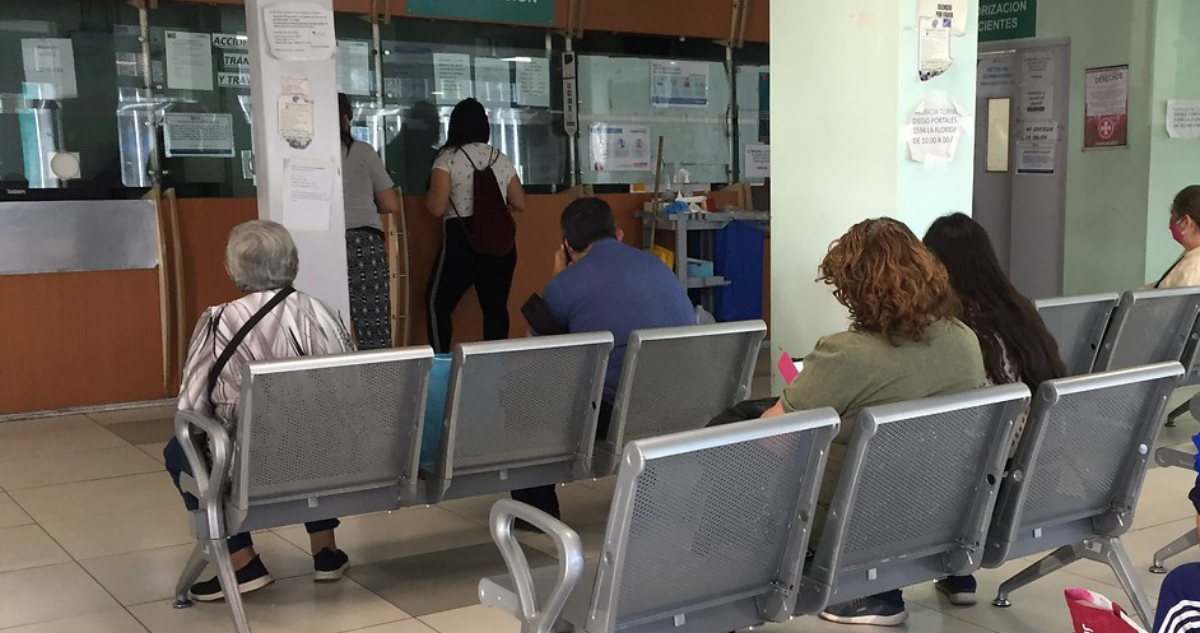 Pacientes de Carlos Van Buren denuncian esperas de hasta 14 horas por atención
