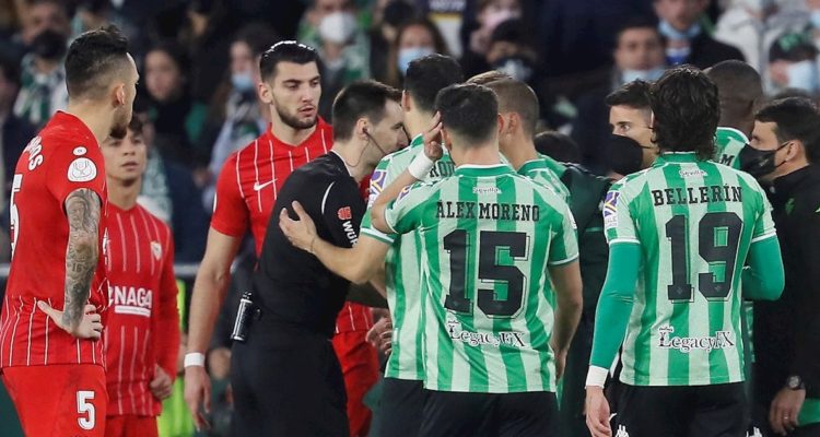 Escándalo ante el Sevilla en el derbi andaluz