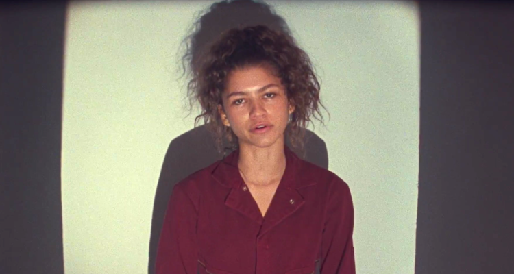 Zendaya aparece interpretando a Rue, protagonista de Euphoria, quien le habla a la cámara mientras da un monólogo sobre su adicción.