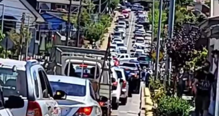 Evacúan playas del litoral chileno tras alarma de tsunami menor por erupción en Tonga