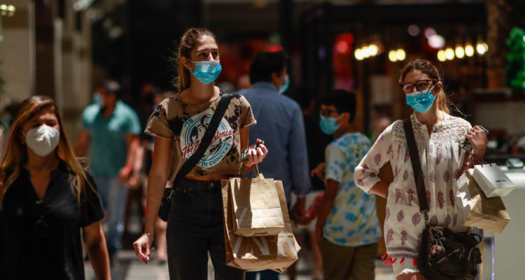 Las autoridades han enfatizado que el alza de casos está directamente relacionada a las reuniones por las fiestas de fin de año. En tanto, los expertos apuntan también a la irrupción de la variante Ómicron