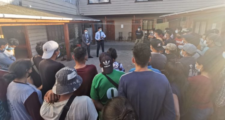 Sorprenden bus con más de 50 extranjeros en Mariquina